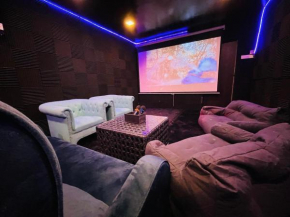Luxury Ori-ental Villa by StayCo - KARAOKE & CINEMA ROOM - SWIMMING POOL - PS5 -15 PAX - BBQ AREA - FULL KITCHEN - 5 ROOMS
